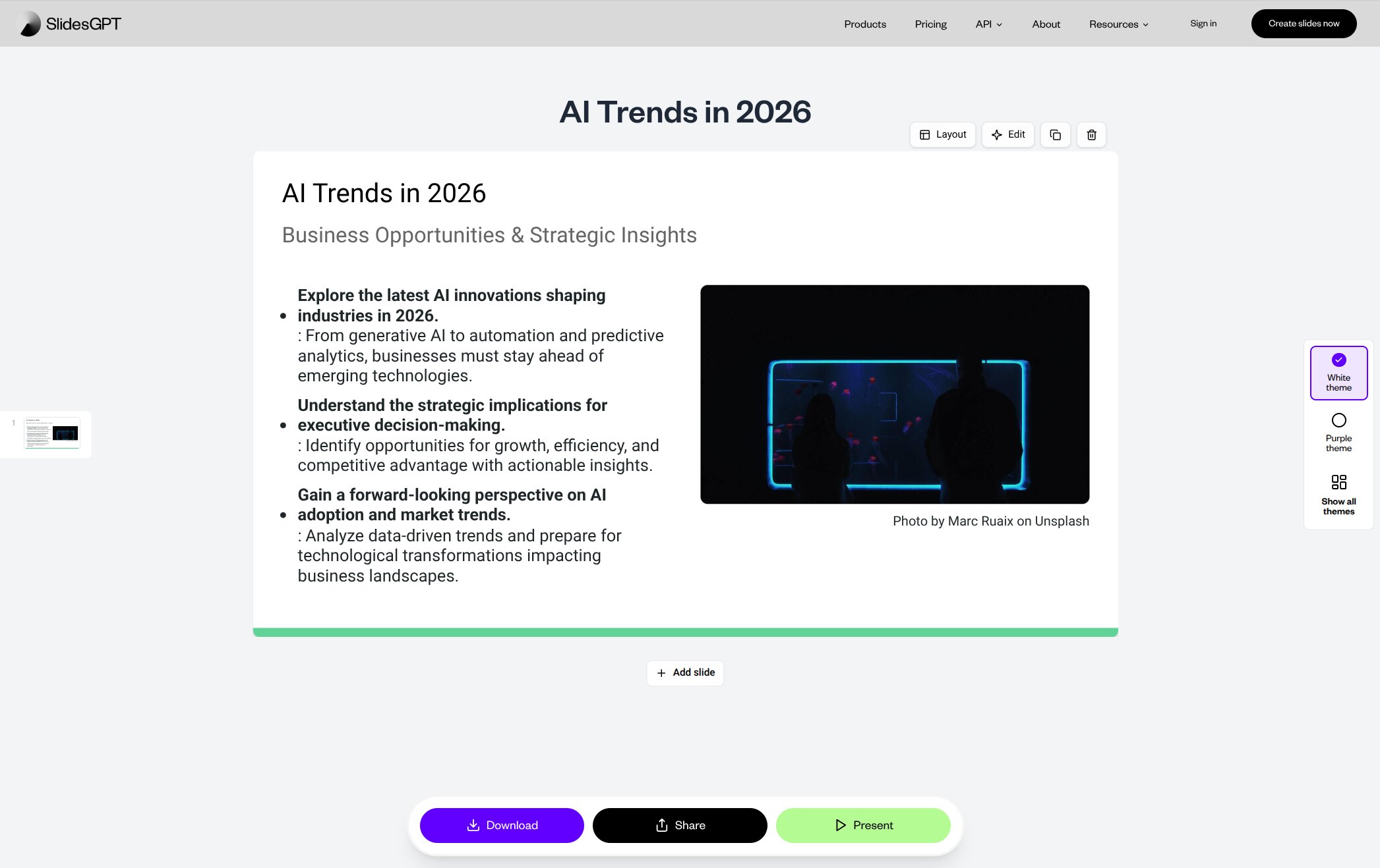 Site web SlidesGPT montrant le résultat final du créateur de présentations du GPT Store -- une seule diapositive intitulée AI Trends in 2026 avec le sous-titre Business Opportunities and Strategic Insights, comportant une colonne gauche avec trois puces et une colonne droite avec une photo stock Unsplash de deux personnes devant un écran lumineux, avec les boutons Download, Share et Present en bas